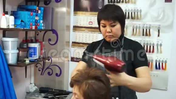 发型服务美发沙龙视频的预览图