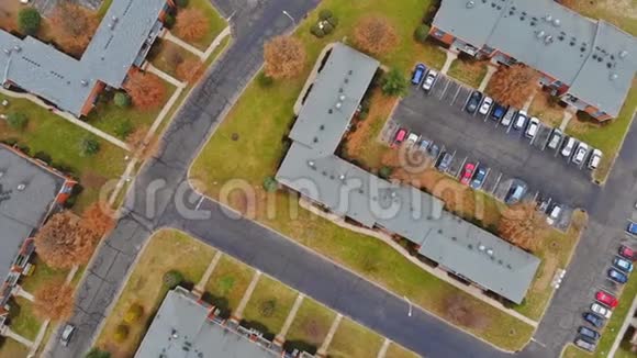 房屋之轮社区空中拍摄家庭发展与屋顶紧密结合视频的预览图