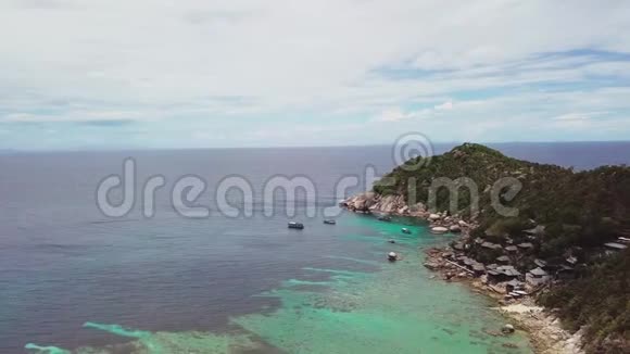 绿松石泻湖珊瑚礁群热带国家石岩群旁高空俯视图视频的预览图