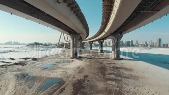 冬季城市桥下景色视频的预览图
