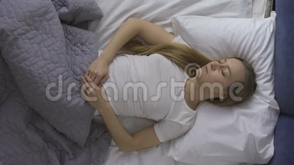 躺在床上打鼾的年轻女性视频的预览图