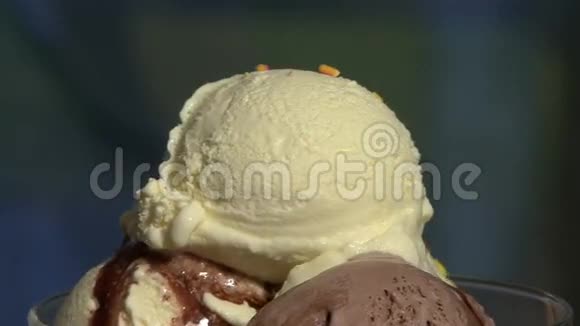 冰淇淋展示视频的预览图