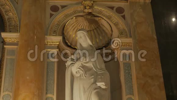 圣殿中的天主教圣像视频的预览图