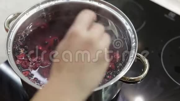 用沸水把浆果倒入锅里烹饪配方厨房视频的预览图
