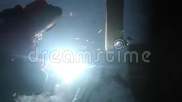 焊工在夜间晚上焊接金属冬天视频的预览图