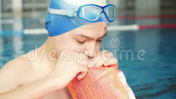 一个年轻人为了游泳而吹吹吹吹吹吹吹吹吹视频的预览图