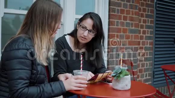 朋友们在一家街头咖啡馆见面视频的预览图