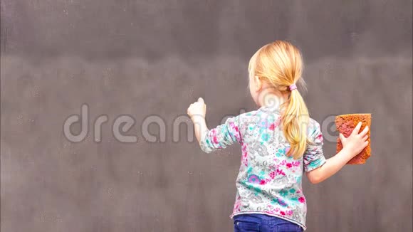 可爱的小女孩在黑板上写的电影视频的预览图