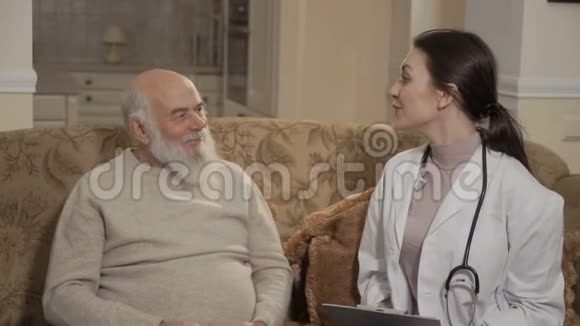 医生在医生的接待拥抱老人视频的预览图