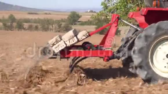 农业机械拖拉机与犁播种和耕作田的特写镜头视频的预览图