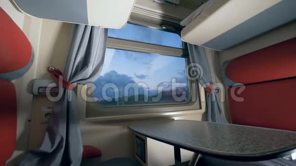 暮色中火车车厢的全景乘火车旅行的概念铁路旅行概念视频的预览图