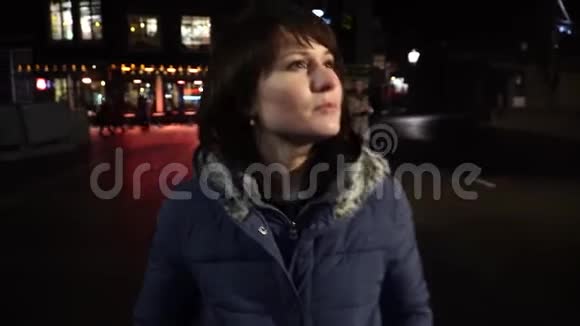阿姆斯特丹红灯区的女游客散步傍晚视频的预览图