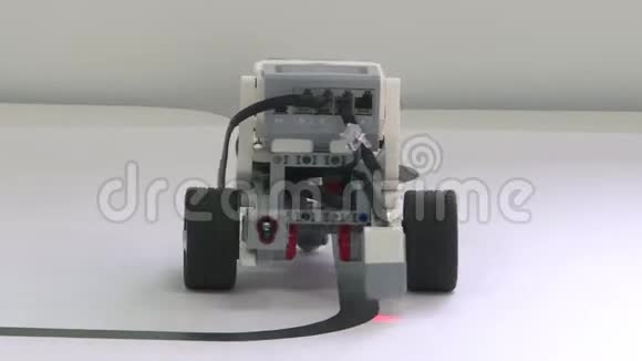 一个有三个轮子的机器人骑在一张白色的桌子上智能机器人视频的预览图