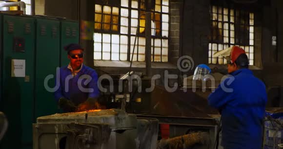 男工在第4k车间的熔炉中混合蜕皮金属视频的预览图