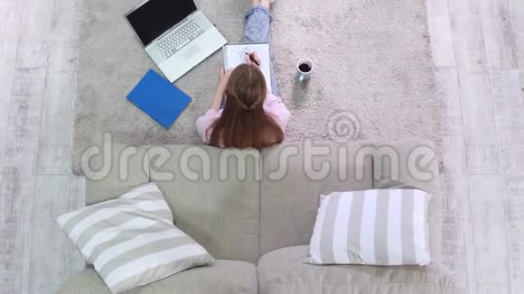 客厅里坐在地毯上的年轻女人的录像视频的预览图