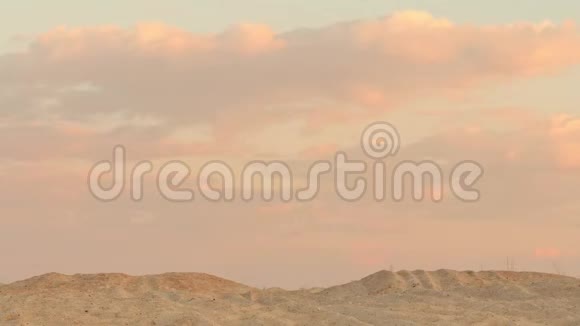 日落时分沙漠上空的云彩视频的预览图