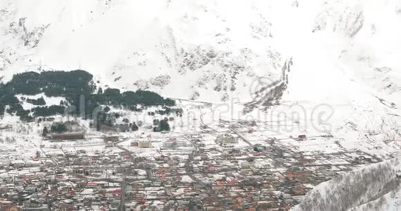 格鲁吉亚姆茨赫塔姆蒂亚内蒂地区冬季的Stepantsminda和Gergeti村视频的预览图