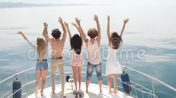 朋友们的后景在海洋中的帆船上庆祝手臂举起视频的预览图