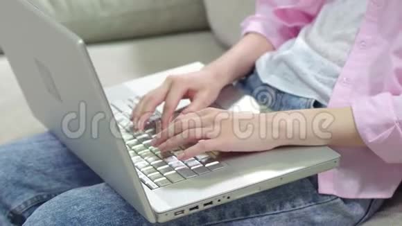 女性手提电脑键盘的特写镜头视频的预览图