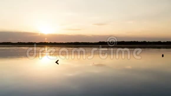 时光飞逝湖面日落视频的预览图
