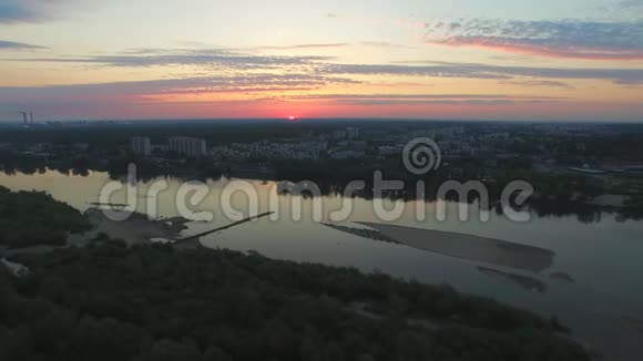 日出时的维斯图拉河和觉醒的城市古老的森林视频的预览图