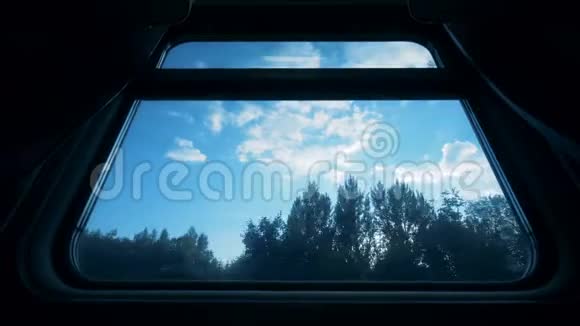 从火车客车的车窗上可以看到风景乘火车旅行的概念视频的预览图