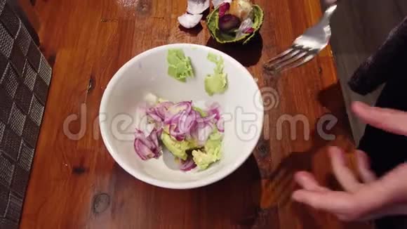 家庭厨房桌面混合鳄梨酱的特写视频的预览图