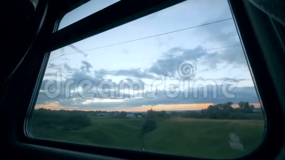 铁路旅行概念火车的窗户和黄昏的风景拍摄通过视频的预览图