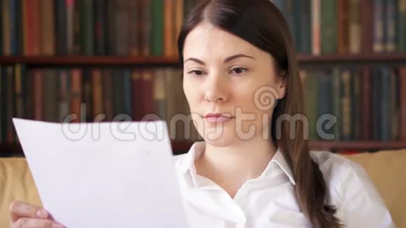 工作过度的女商人在家里处理文件家庭办公概念远程自由工作视频的预览图