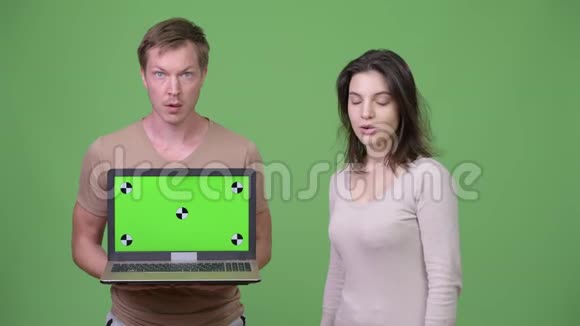 年轻夫妇带着笔记本电脑看上去很震惊视频的预览图