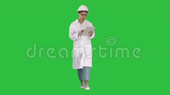 女工程师在绿色屏幕上制作平板电脑Chroma键视频的预览图