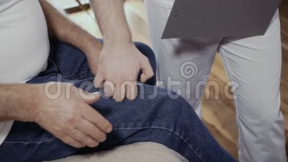 医生检查病人腿部疼痛部位视频的预览图