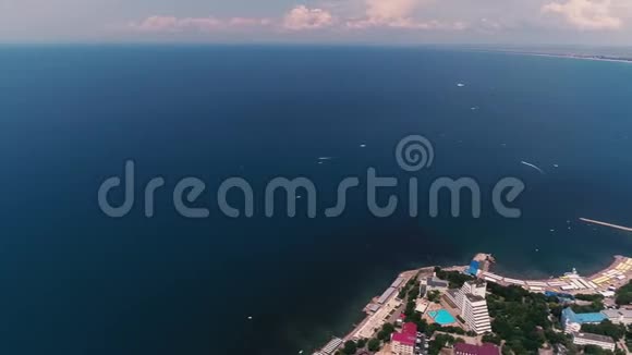 空中录像黑海沿岸最大的城市度假小镇2019视频的预览图