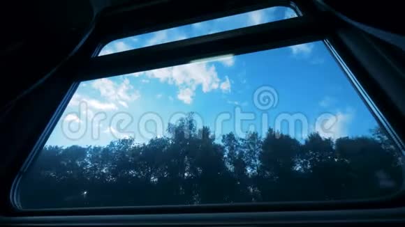 列车的窗口和一个自然景观通过它快速列车内部视频的预览图