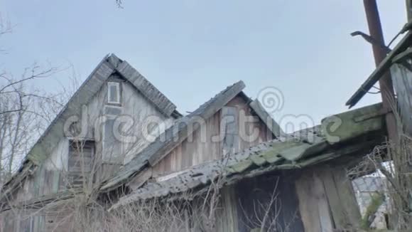 被遗弃的棚屋尖尖的屋顶视频的预览图