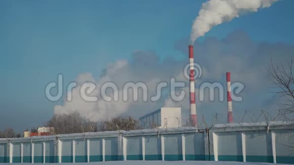 带刺铁丝围栏后的工厂烟雾视频的预览图