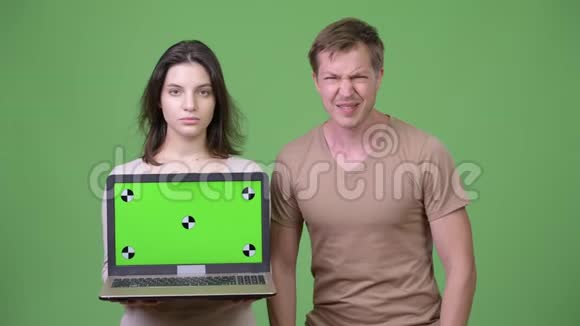 年轻夫妇一起展示笔记本电脑和坏消息视频的预览图