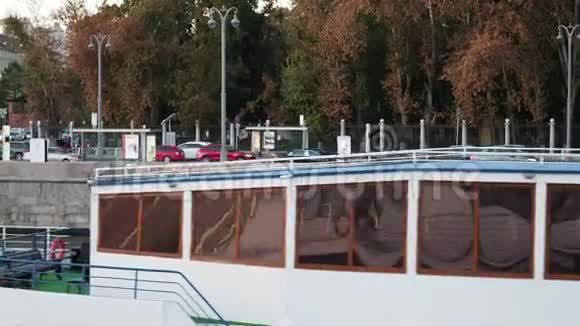 在Moskva河上乘船游览时船只经过Moskva河视频的预览图