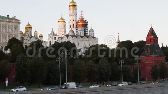 莫斯科河塔尼茨基塔附近的克里姆林宫堤岸景观视频的预览图