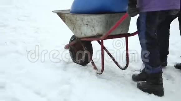 白俄罗斯博布鲁伊斯克2019年1月12日两名男子携带蓝色桶在村庄乡村国家冬天的时候视频的预览图