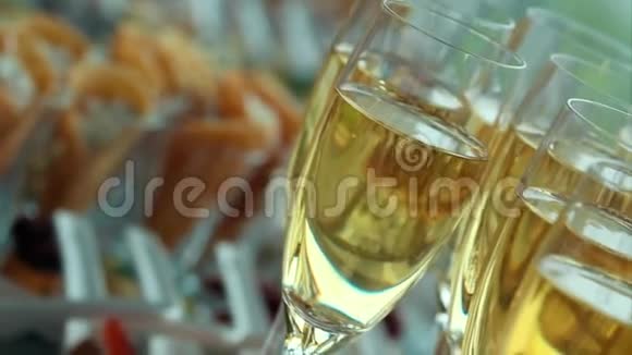 一杯白色起泡葡萄酒香槟视频的预览图