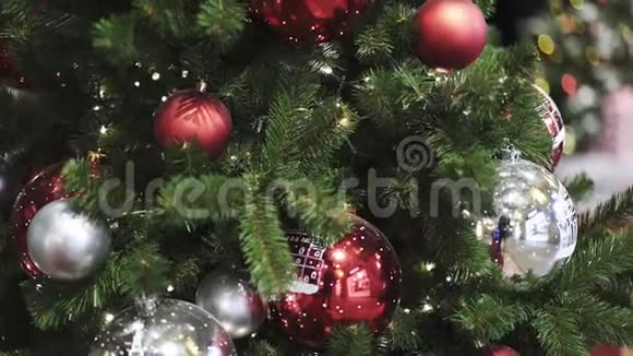 用红白相间的圣诞球把圣诞树倾斜起来视频的预览图