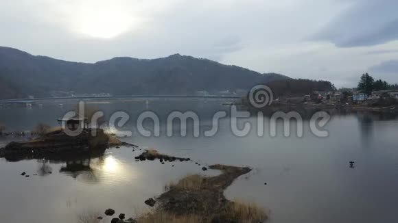 早上鸟瞰富士山日落视频的预览图