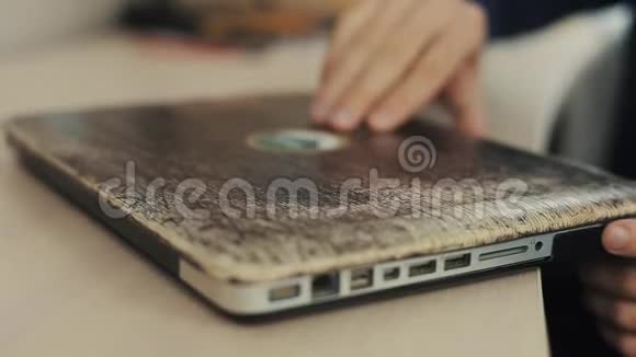 关闭男性手打开笔记本电脑并开始在键盘模糊背景上打字视频的预览图