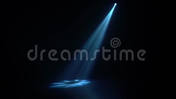 一束灯笼在黑暗的房间里视频的预览图