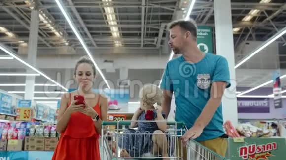 家庭购物日在商场视频的预览图