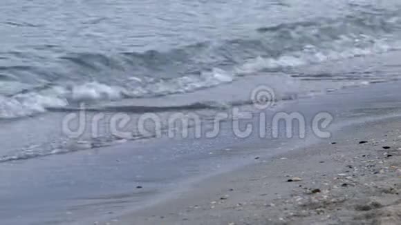 4K拍海大浪洗沙滩边视频的预览图