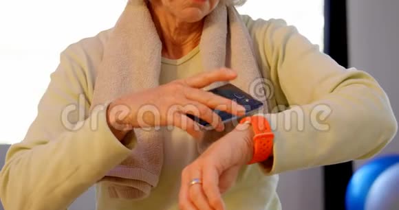 使用手机和智能手表的老年妇女视频的预览图