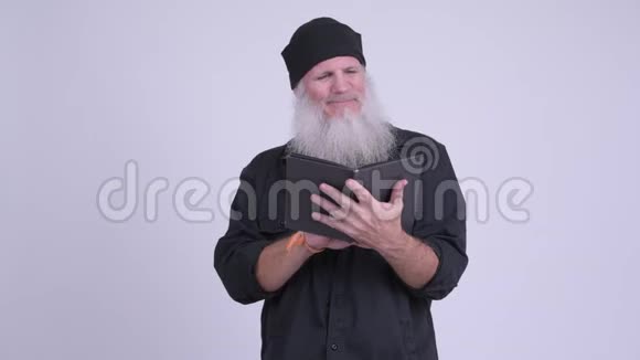 成熟的胡须男读书视频的预览图