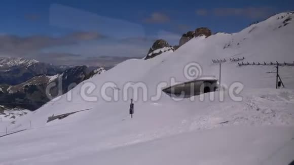 在陡峭的山脉上火车上坡雪山上的火车瑞士阿尔卑斯山视频的预览图